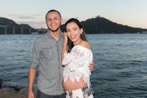 Ensaio gestante realizado na praça do Papa em Vitória, casal à espera do seu primeiro bebê. Gestante de 7 meses. Mamãe e papai coruja estão ansiosos pela chegada de sua princesa.'