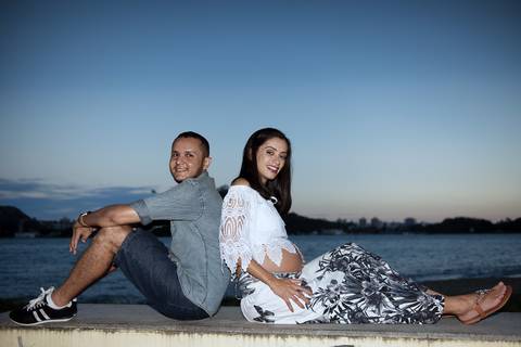 Ensaio gestante realizado na praça do Papa em Vitória, casal à espera do seu primeiro bebê. Gestante de 7 meses. Mamãe e papai coruja estão ansiosos pela chegada de sua princesa.'