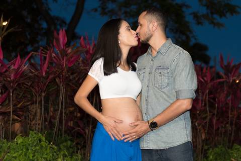 Ensaio gestante realizado na praça do Papa em Vitória, casal à espera do seu primeiro bebê. Gestante de 7 meses. Mamãe e papai coruja estão ansiosos pela chegada de sua princesa.'