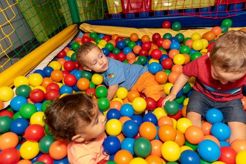 piscina de bolas coloridas'