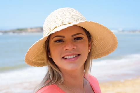 gestante com chapéu de palha'