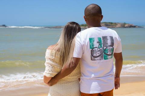 abraçados na praia'