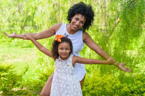 ensaio fotográfico externo de mãe e filha em comemoração ao dia das mães realizado no parque da cidade localizado entre os bairros parque residencial laranjeiras e valparaíso na serra'