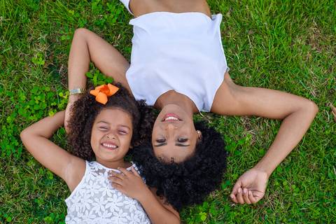 ensaio fotográfico externo de mãe e filha em comemoração ao dia das mães realizado no parque da cidade localizado entre os bairros parque residencial laranjeiras e valparaíso na serra'