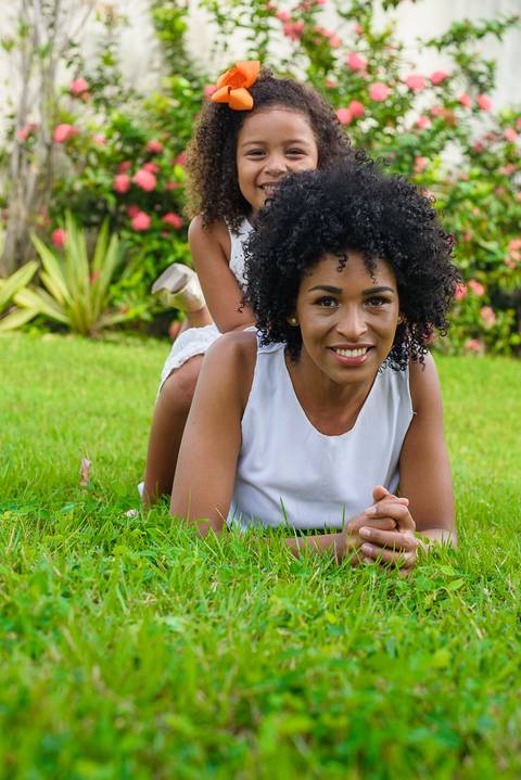 ensaio fotográfico externo de mãe e filha em comemoração ao dia das mães realizado no parque da cidade localizado entre os bairros parque residencial laranjeiras e valparaíso na serra'