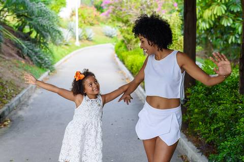 ensaio fotográfico externo de mãe e filha em comemoração ao dia das mães realizado no parque da cidade localizado entre os bairros parque residencial laranjeiras e valparaíso na serra'