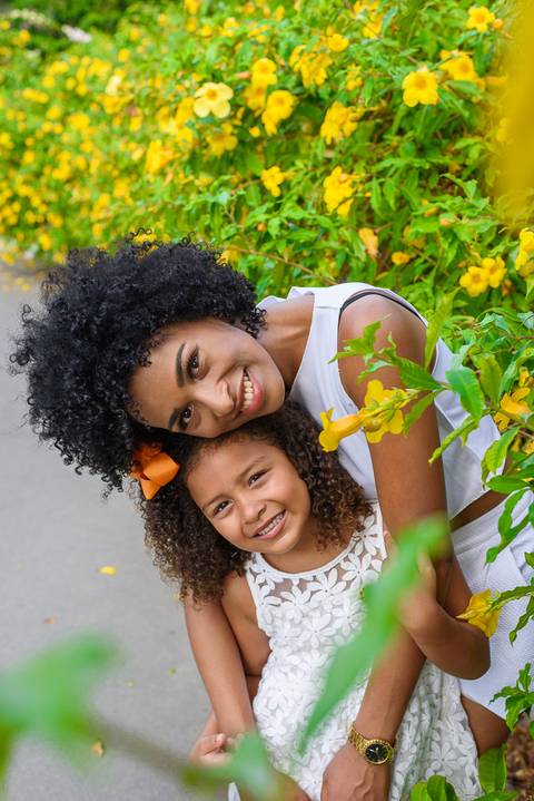 ensaio fotográfico externo de mãe e filha em comemoração ao dia das mães realizado no parque da cidade localizado entre os bairros parque residencial laranjeiras e valparaíso na serra'