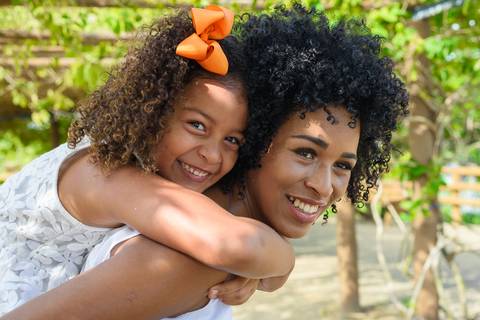ensaio fotográfico externo de mãe e filha em comemoração ao dia das mães realizado no parque da cidade localizado entre os bairros parque residencial laranjeiras e valparaíso na serra'