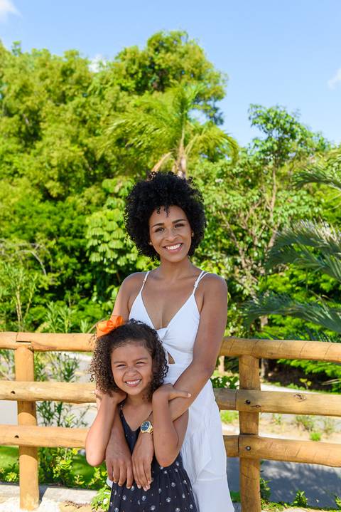 ensaio fotográfico externo de mãe e filha em comemoração ao dia das mães realizado no parque da cidade localizado entre os bairros parque residencial laranjeiras e valparaíso na serra'