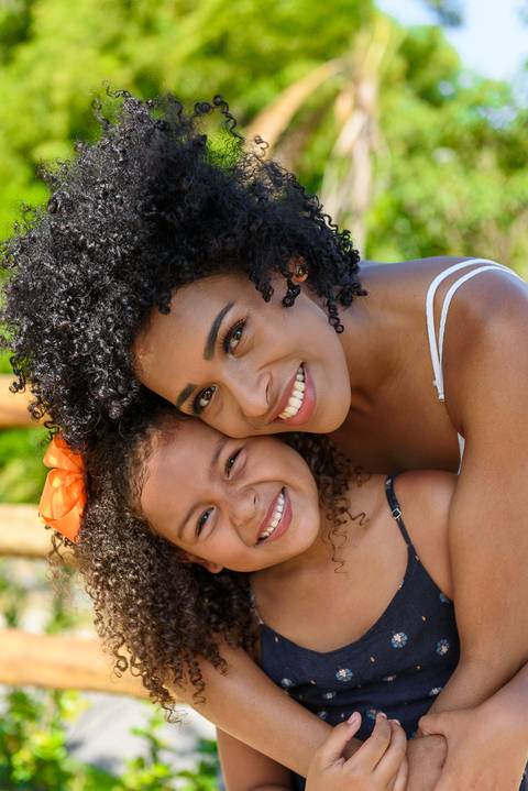 ensaio fotográfico externo de mãe e filha em comemoração ao dia das mães realizado no parque da cidade localizado entre os bairros parque residencial laranjeiras e valparaíso na serra'
