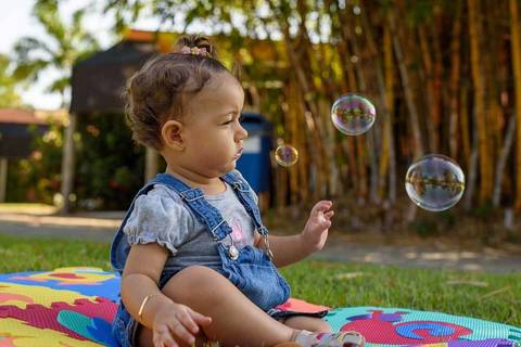 ensaio fotográfico externo infantil de 1 ano menina realizado no parque da cidade serra'