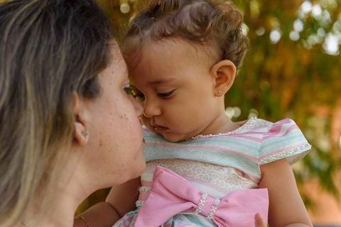 ensaio fotográfico externo infantil de 1 ano menina realizado no parque da cidade serra'