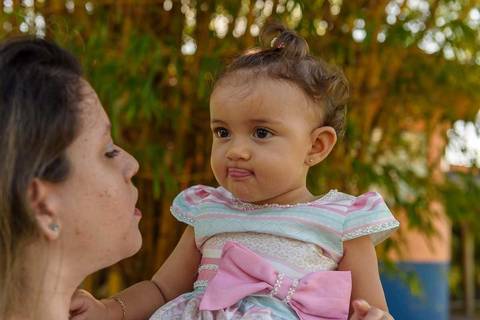 ensaio fotográfico externo infantil de 1 ano menina realizado no parque da cidade serra'
