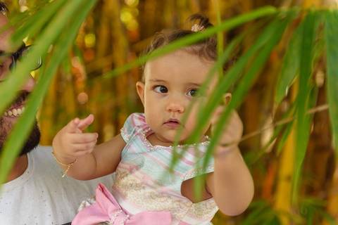 ensaio fotográfico externo infantil de 1 ano menina realizado no parque da cidade serra'