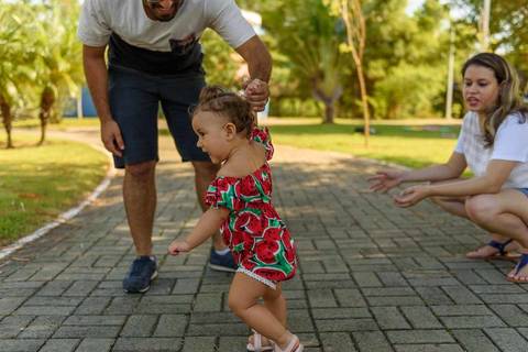ensaio fotográfico externo infantil de 1 ano menina realizado no parque da cidade serra'