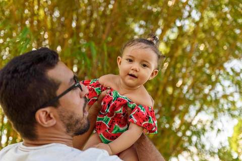 ensaio fotográfico externo infantil de 1 ano menina realizado no parque da cidade serra'