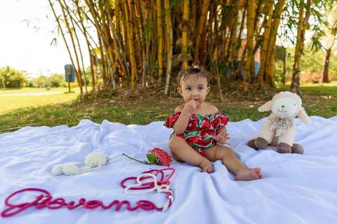 ensaio fotográfico externo infantil de 1 ano menina realizado no parque da cidade serra'