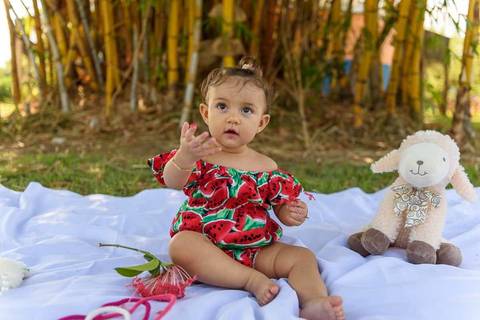 ensaio fotográfico externo infantil de 1 ano menina realizado no parque da cidade serra'