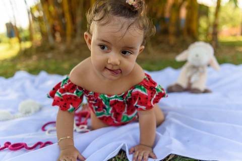 ensaio fotográfico externo infantil de 1 ano menina realizado no parque da cidade serra'