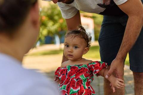 ensaio fotográfico externo infantil de 1 ano menina realizado no parque da cidade serra'