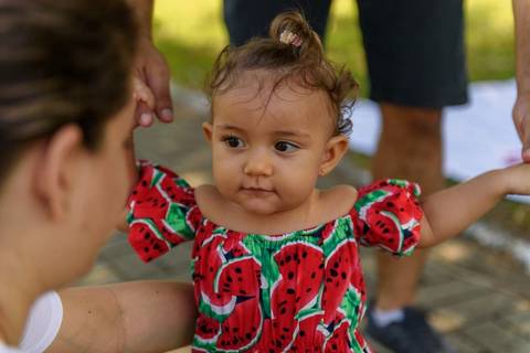 ensaio fotográfico externo infantil de 1 ano menina realizado no parque da cidade serra'