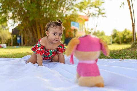 ensaio fotográfico externo infantil de 1 ano menina realizado no parque da cidade serra'
