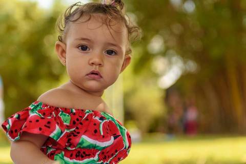 ensaio fotográfico externo infantil de 1 ano menina realizado no parque da cidade serra'