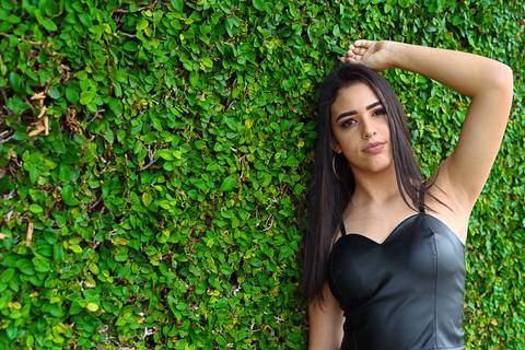 modelo debutante em fotos externas encostada no muro'