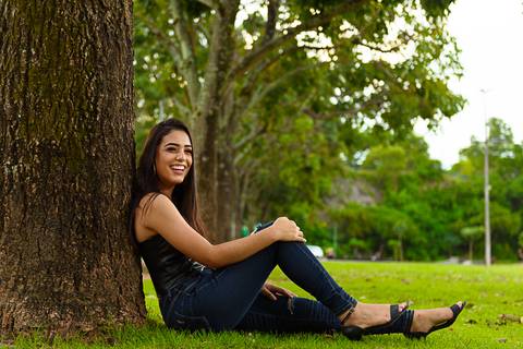 ensaio de menina sentada no parque'