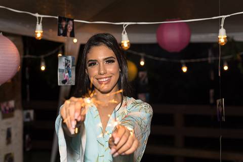 menina 15 anos sorrindo com sparkles'