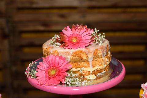bolo careca com flores'