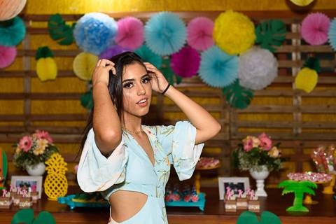 debutante fazendo pose na sua festa'