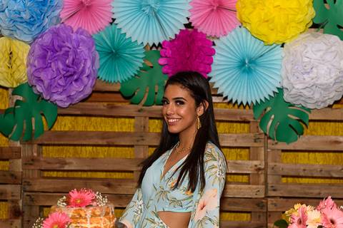 debutante sorrindo e feliz na festa'