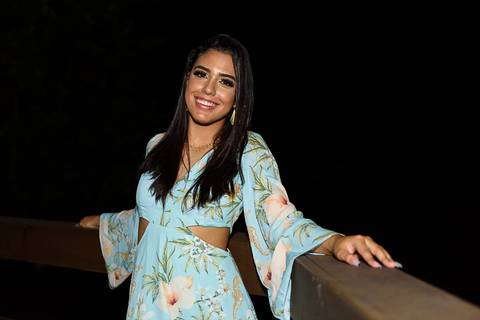 debutante fazendo pose'