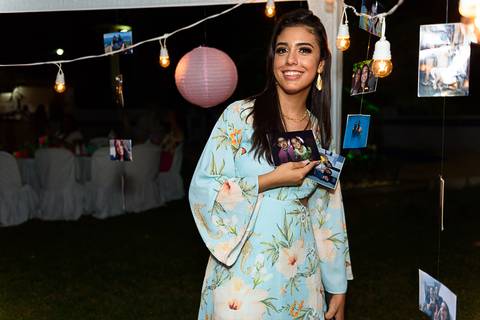 menina 15 anos olhando fotografia'