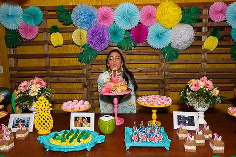 debutante assoprando as velas'