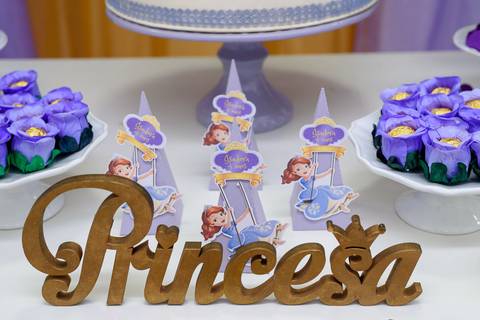 detalhe da mesa decorada da festa infantil menina'