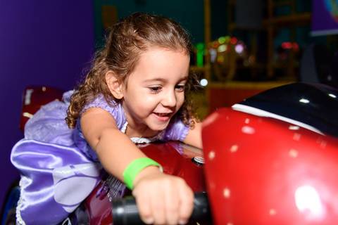 jogando videogame de moto'