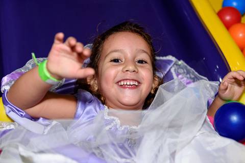 menina sorrindo pra foto'