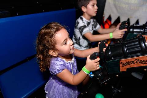 jogando videogame com amigos'