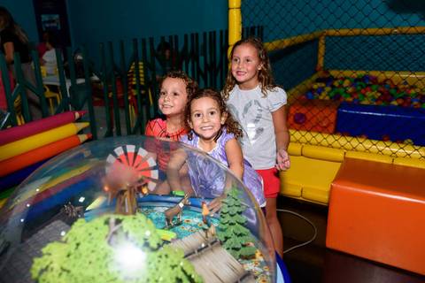 menina e suas amigas'