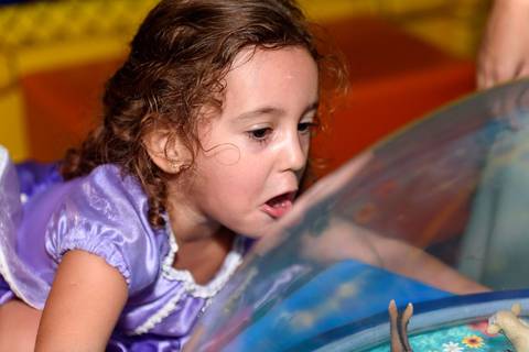 menina jogando videogame animada'