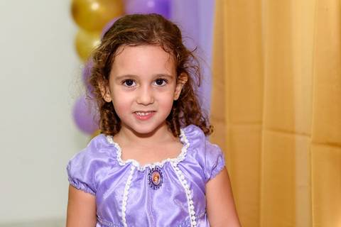 menina vestida de princesa'