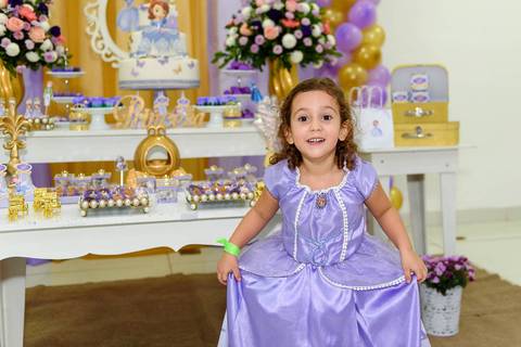 menina usando vestido de princesa'
