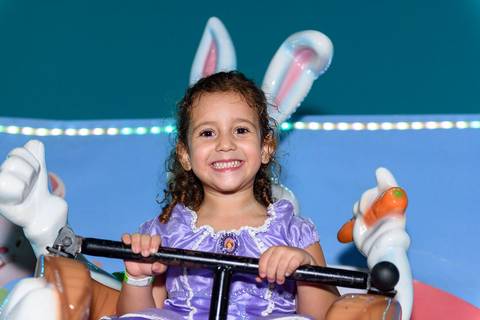 menina de coelho na festa infantil'