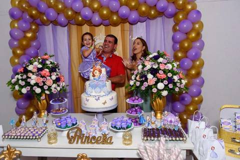 menina cantando parabens'