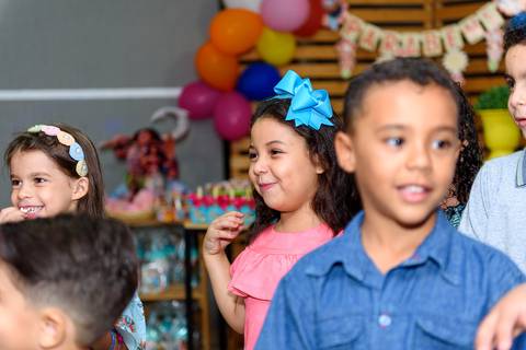 menina feliz na festa de aniversário'