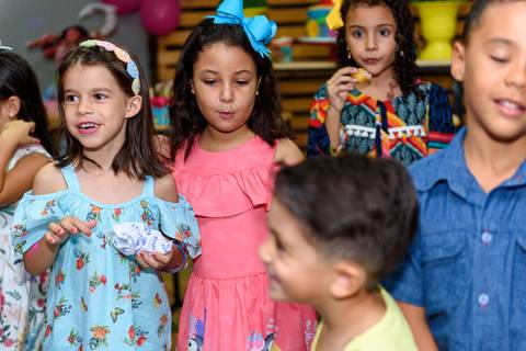 crianças se divertindo'