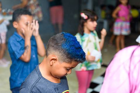cabelo pintado na festa infantil'