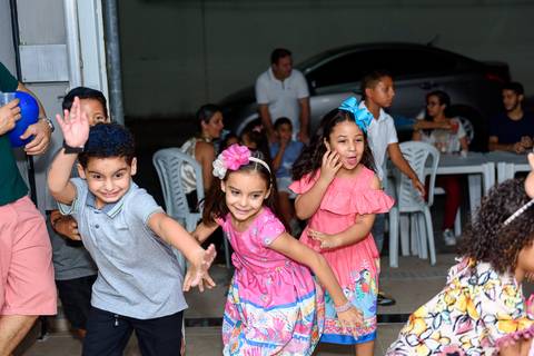 criança correndo na festa infantil'